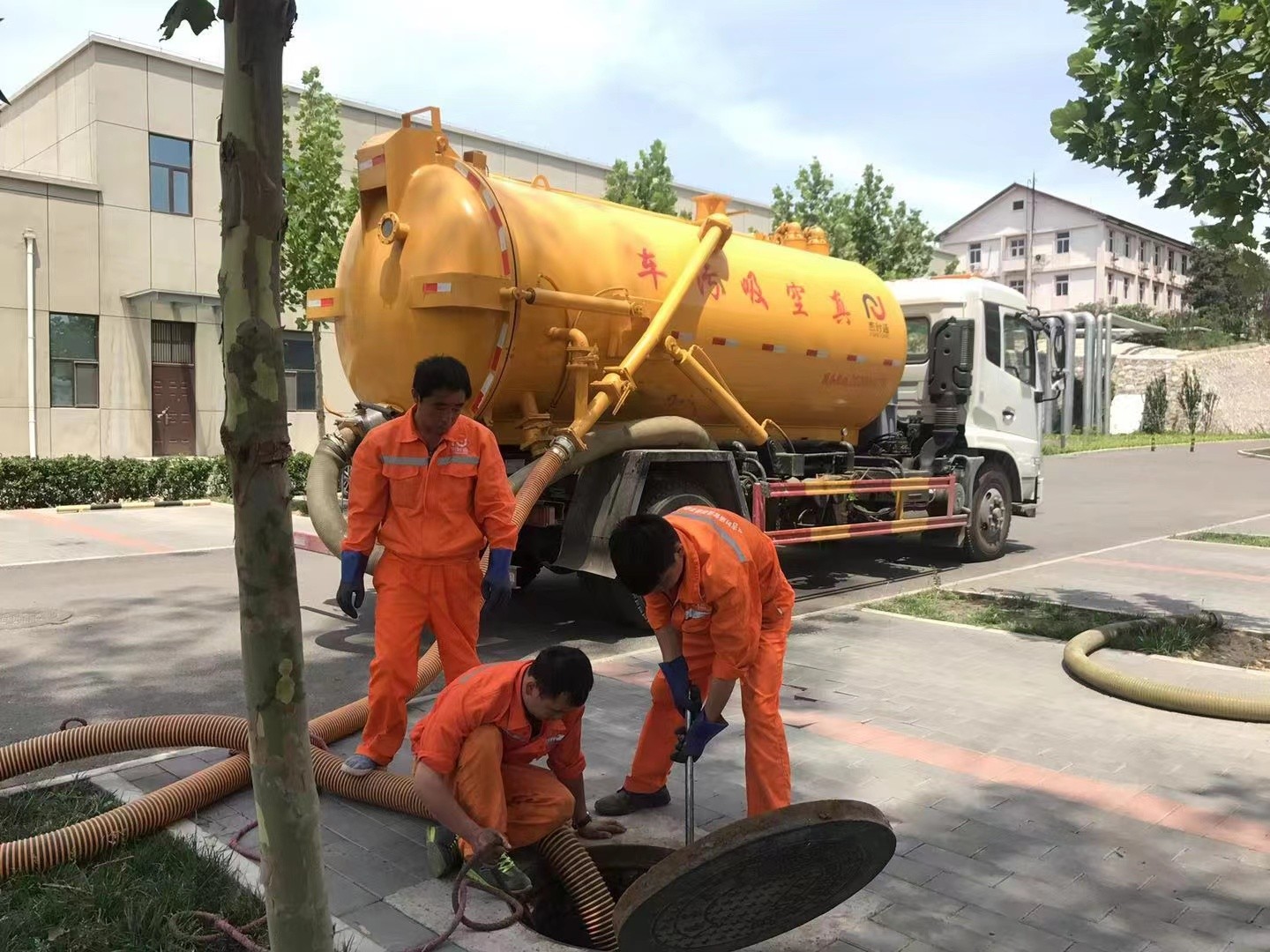 班戈化粪池清理与5-8吨吸粪车施工效率分析